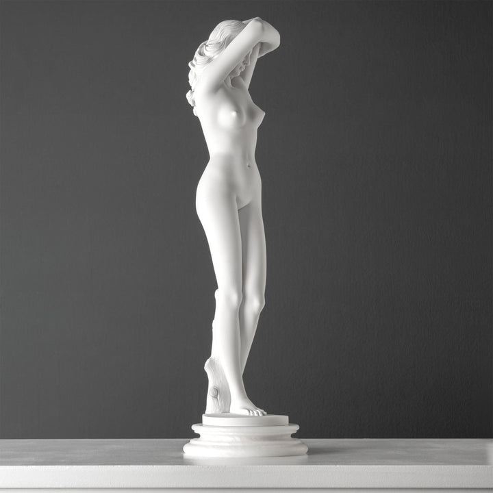 Aktstatue einer Frau – Enthuellte Eleganz