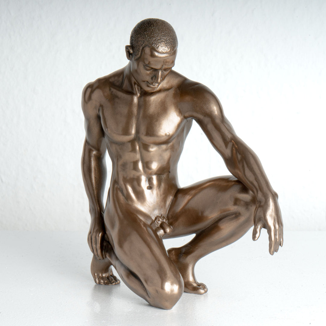 Statue eines nackten Mannes (Bronzierte Kunstharzskulptur)
