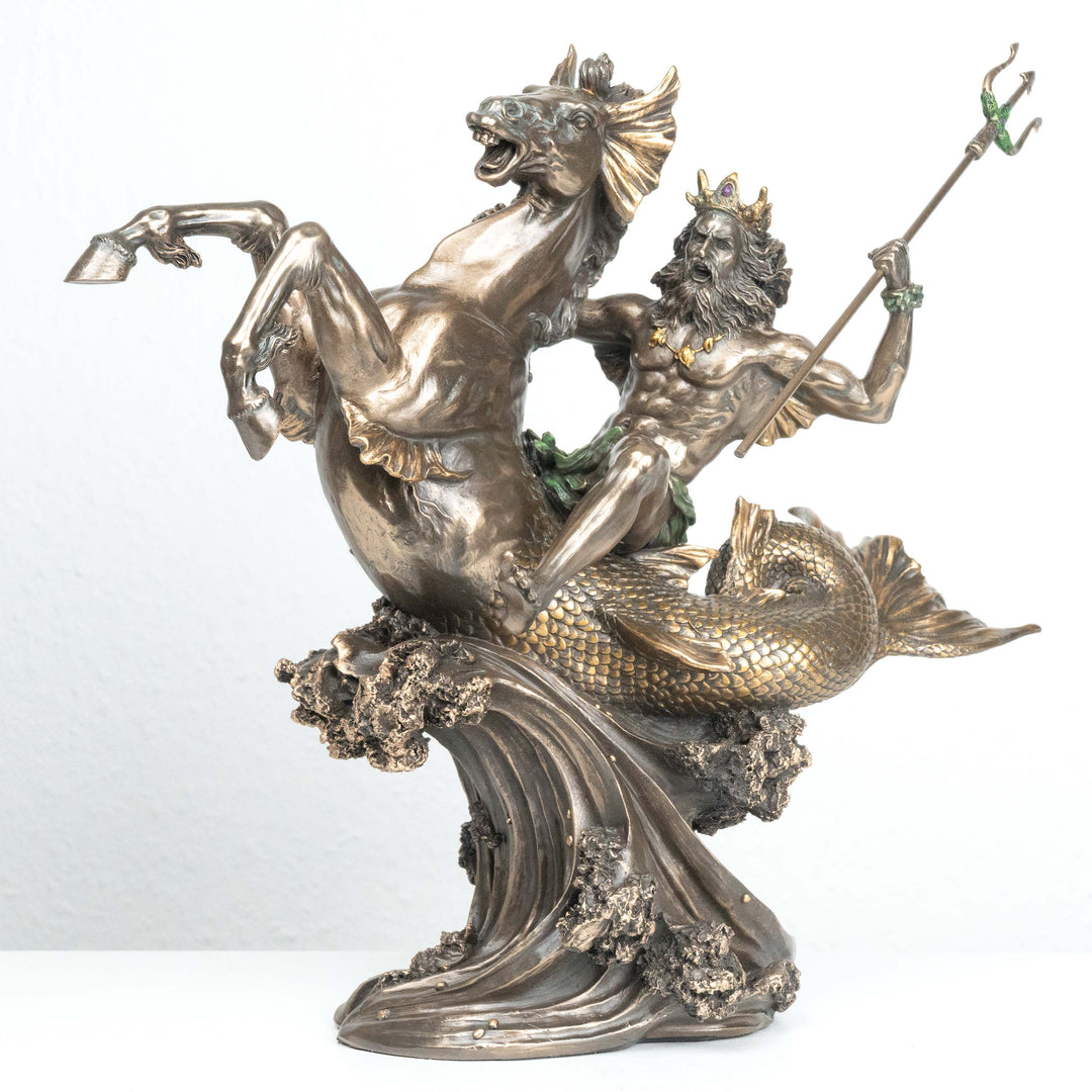 Poseidon auf Meerpferd (Bronzierte Skulptur aus Kunstharz)