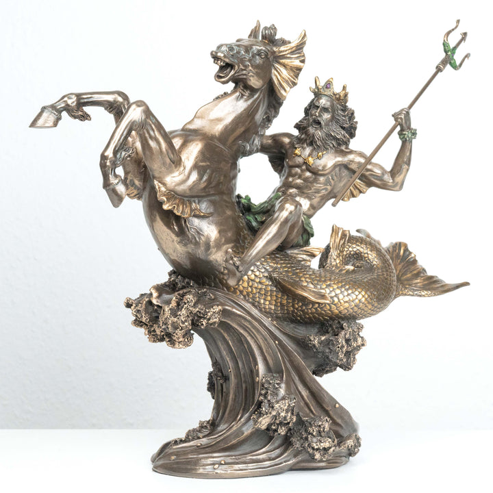Poseidon auf Meerpferd (Bronzierte Skulptur aus Kunstharz)