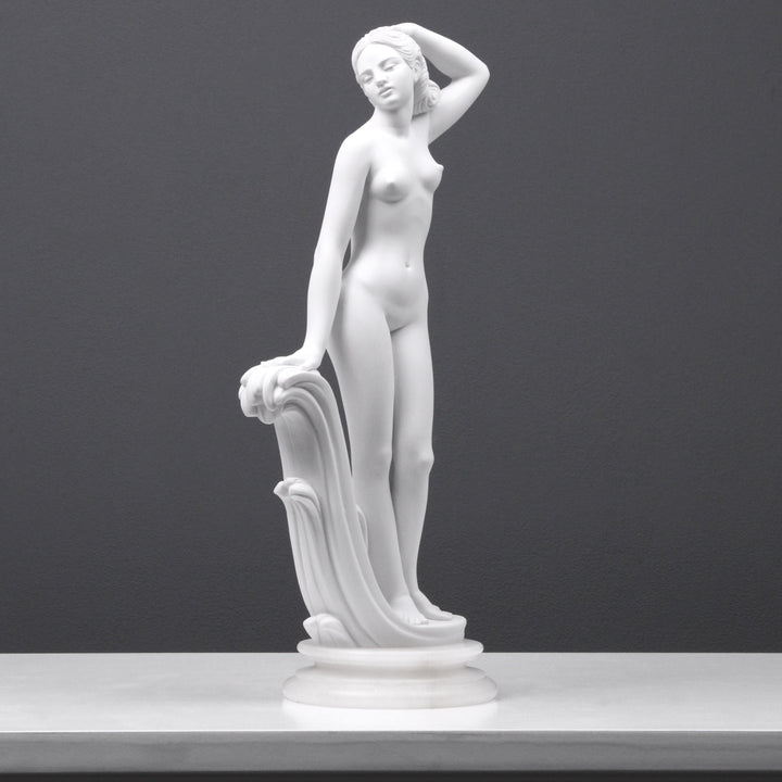 Nackte Dame Posen Statue