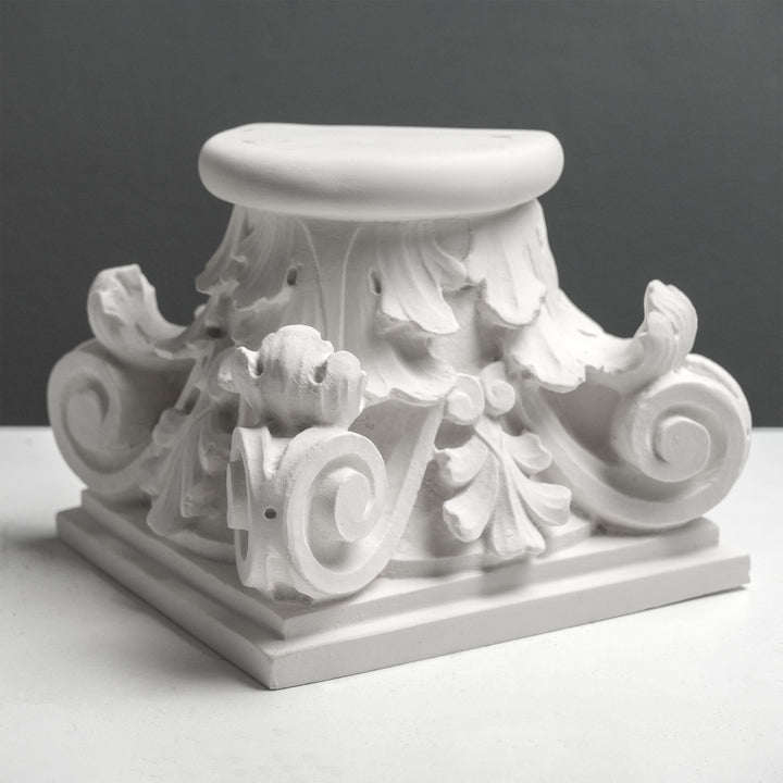 Römisches Kapitell Buchstütze – Skulptur im klassischen Architekturstil