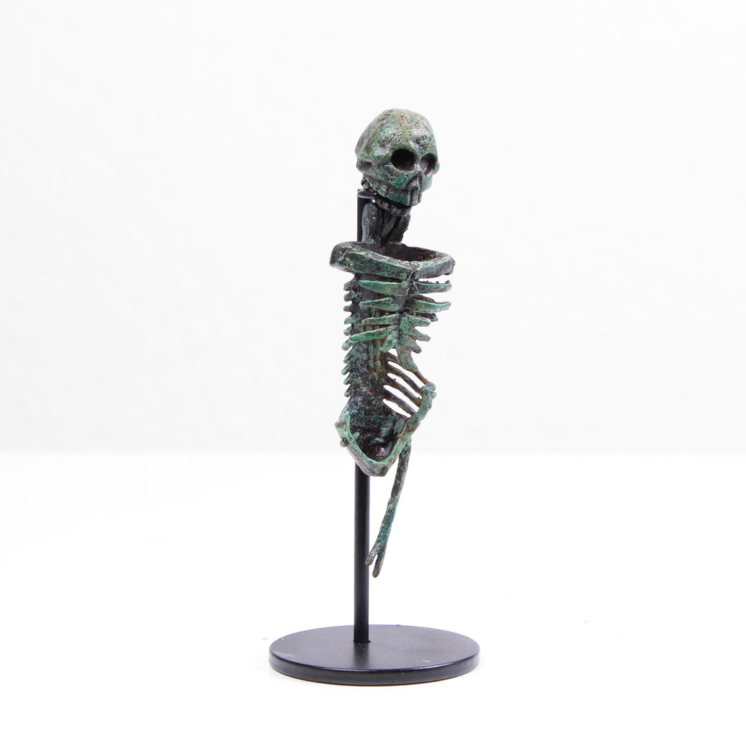 Römisches Skelett Statue – Larva Convivalis Memento Mori Skulptur (Bronzierte Skulptur aus Kunstharz)