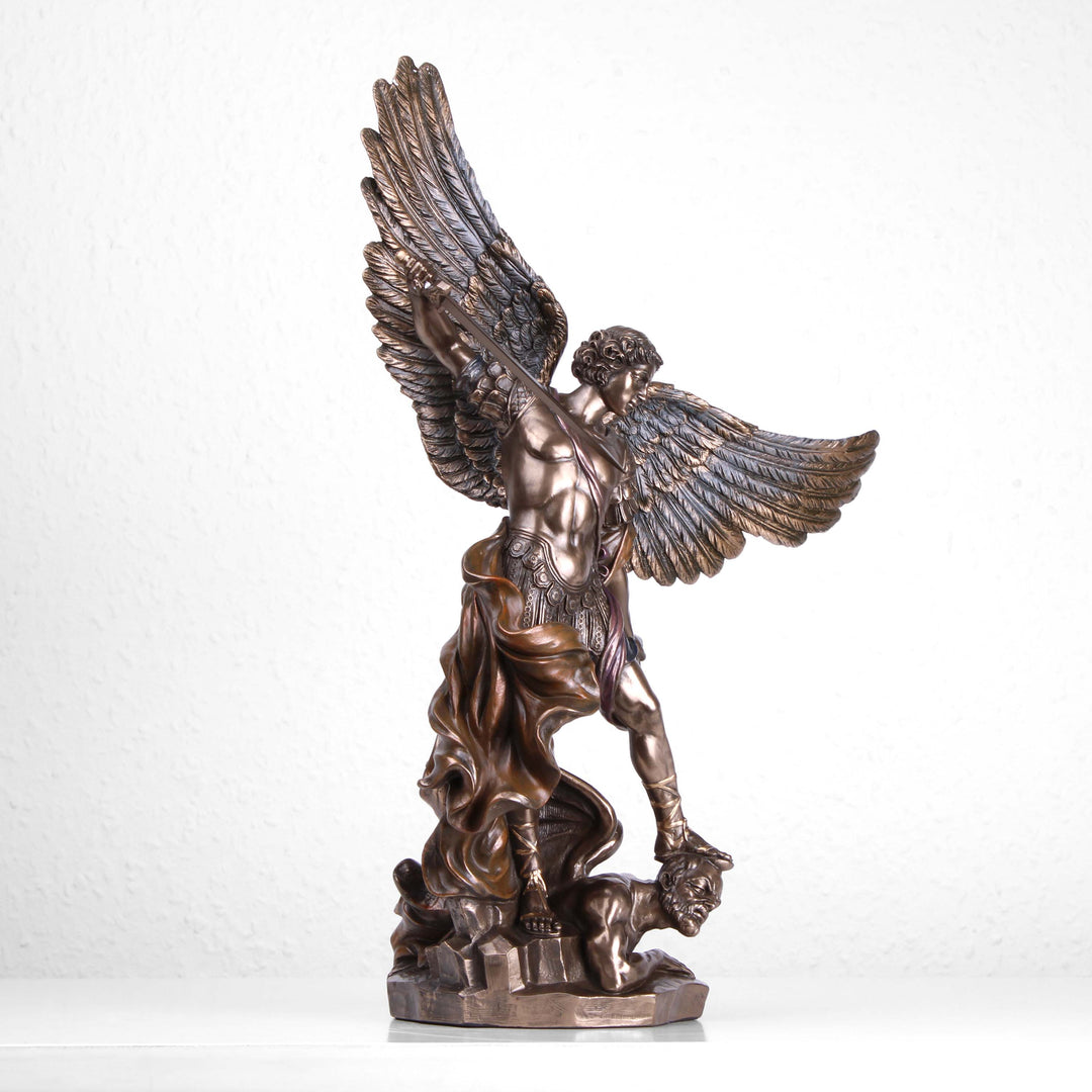 Heiliger Michael (Bronzierte Skulptur aus Kunstharz)
