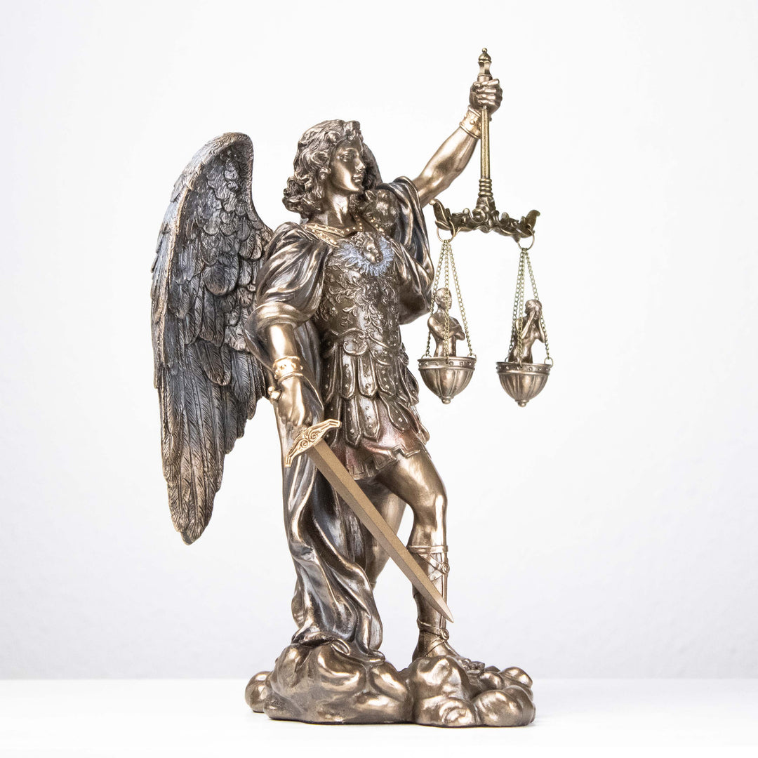 Statue St. Michael mit Waage der Gerechtigkeit (Bronzeskulptur)