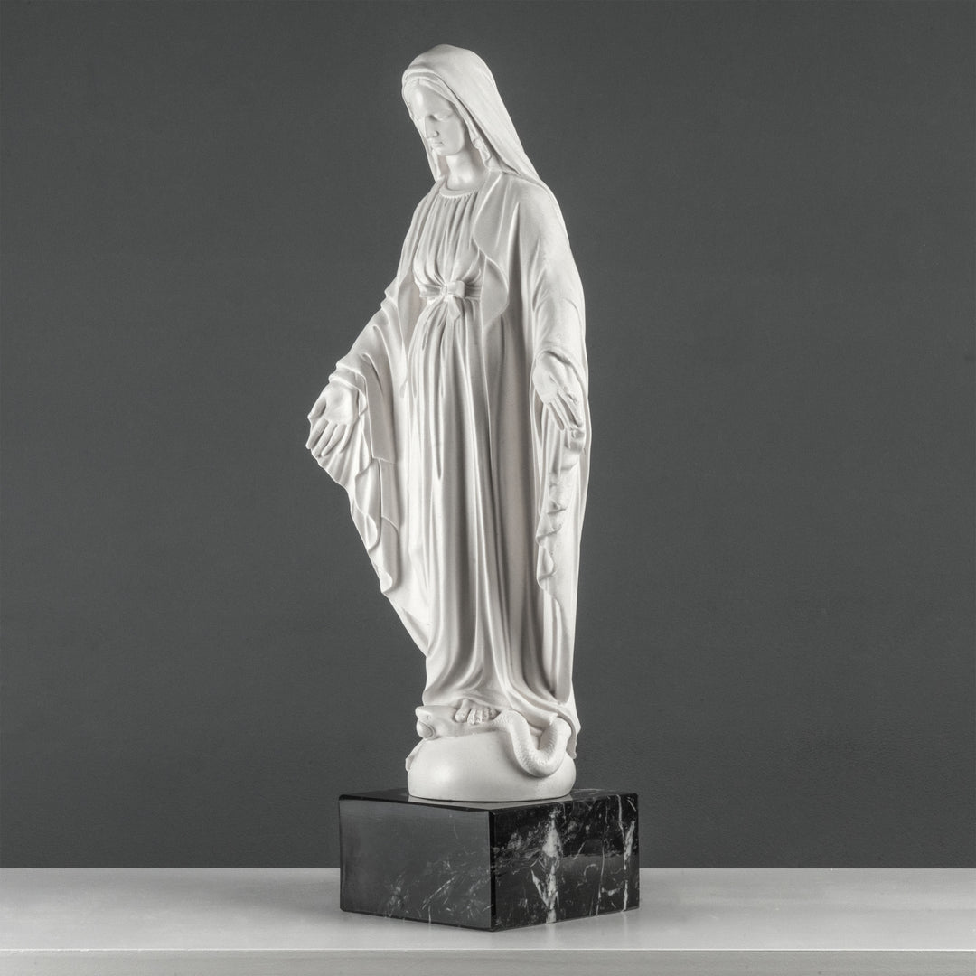 Jungfrau-Maria-Statue – Unsere Liebe Frau von der Gnade (auf schwarzem Marmorsockel)