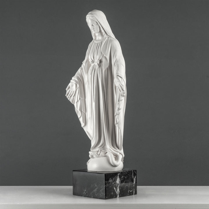 Jungfrau-Maria-Statue – Unsere Liebe Frau von der Gnade (auf schwarzem Marmorsockel)