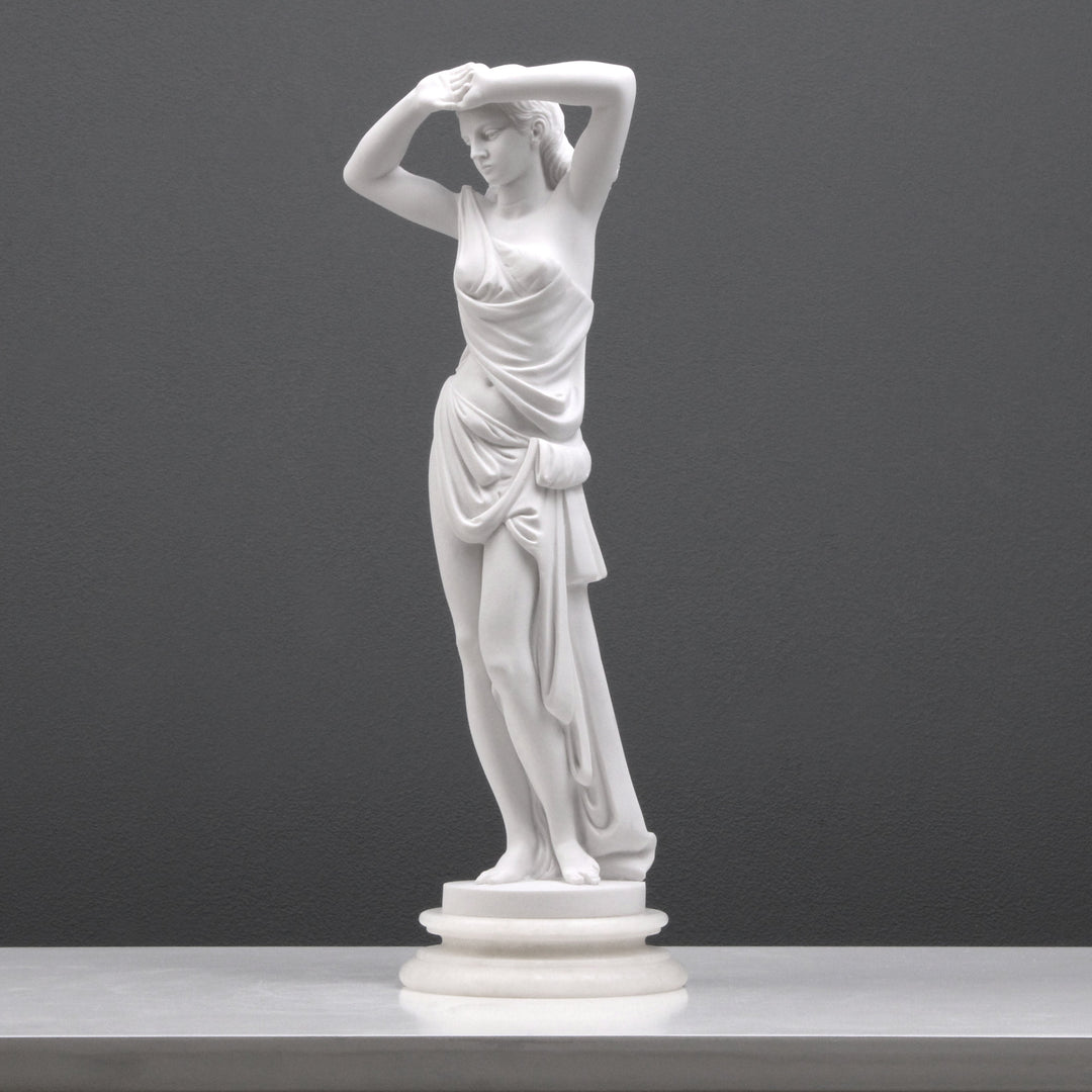 Junge Dame in Kleidung posierend Statue