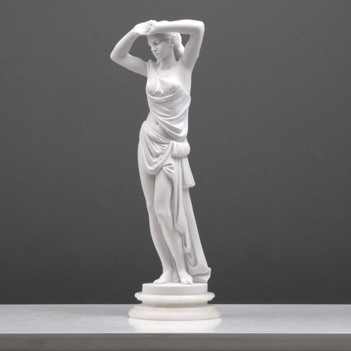 Junge Dame in Kleidung posierend Statue