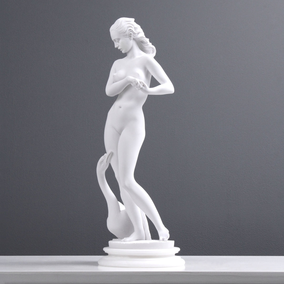 Junge Dame mit einem Schwan Statue