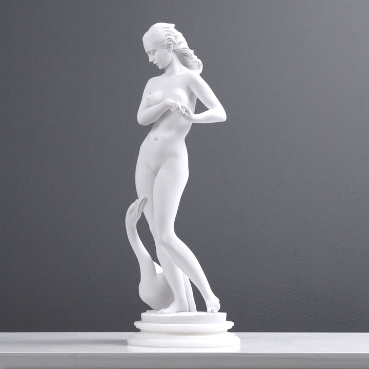 Junge Dame mit einem Schwan Statue