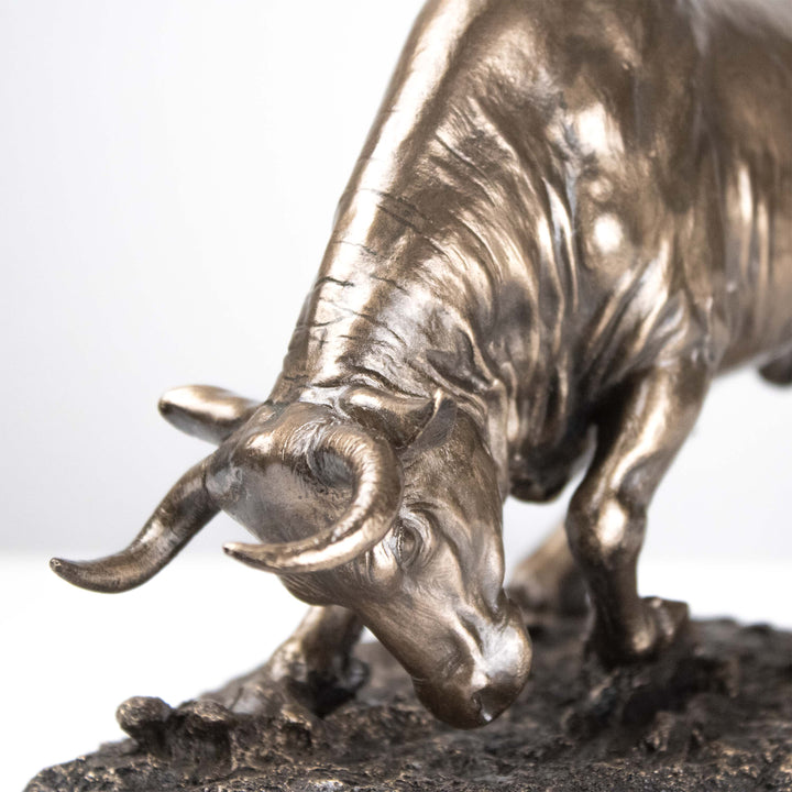 Stier Statue im Angriff (Bronzeskulptur)