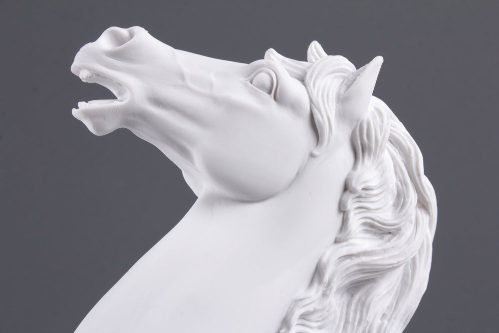 Praisender Pferd Statue