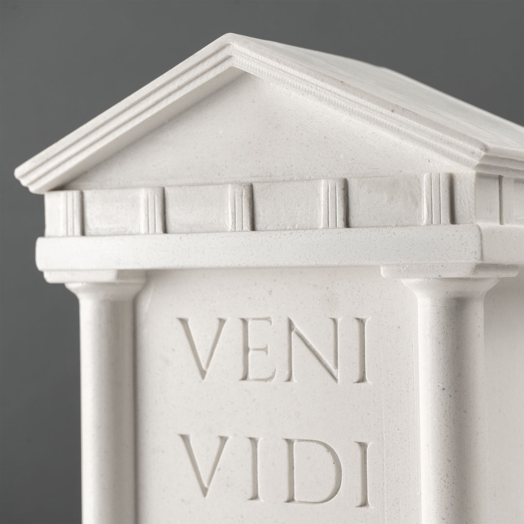 Veni Vidi Vici Buchstütze – Römische Tempelskulptur