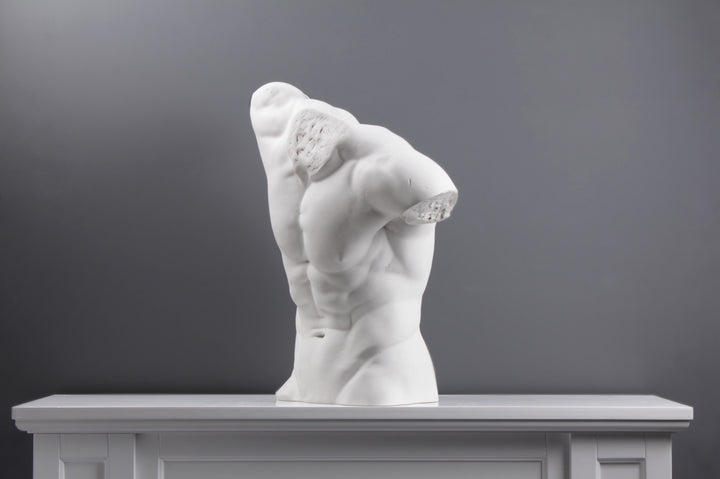 Männlicher Torso Statue