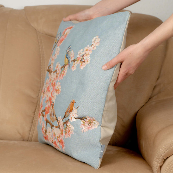 Blauer Kissenbezug mit Vögeln & Kirschblüte (Jacquard gewebt)