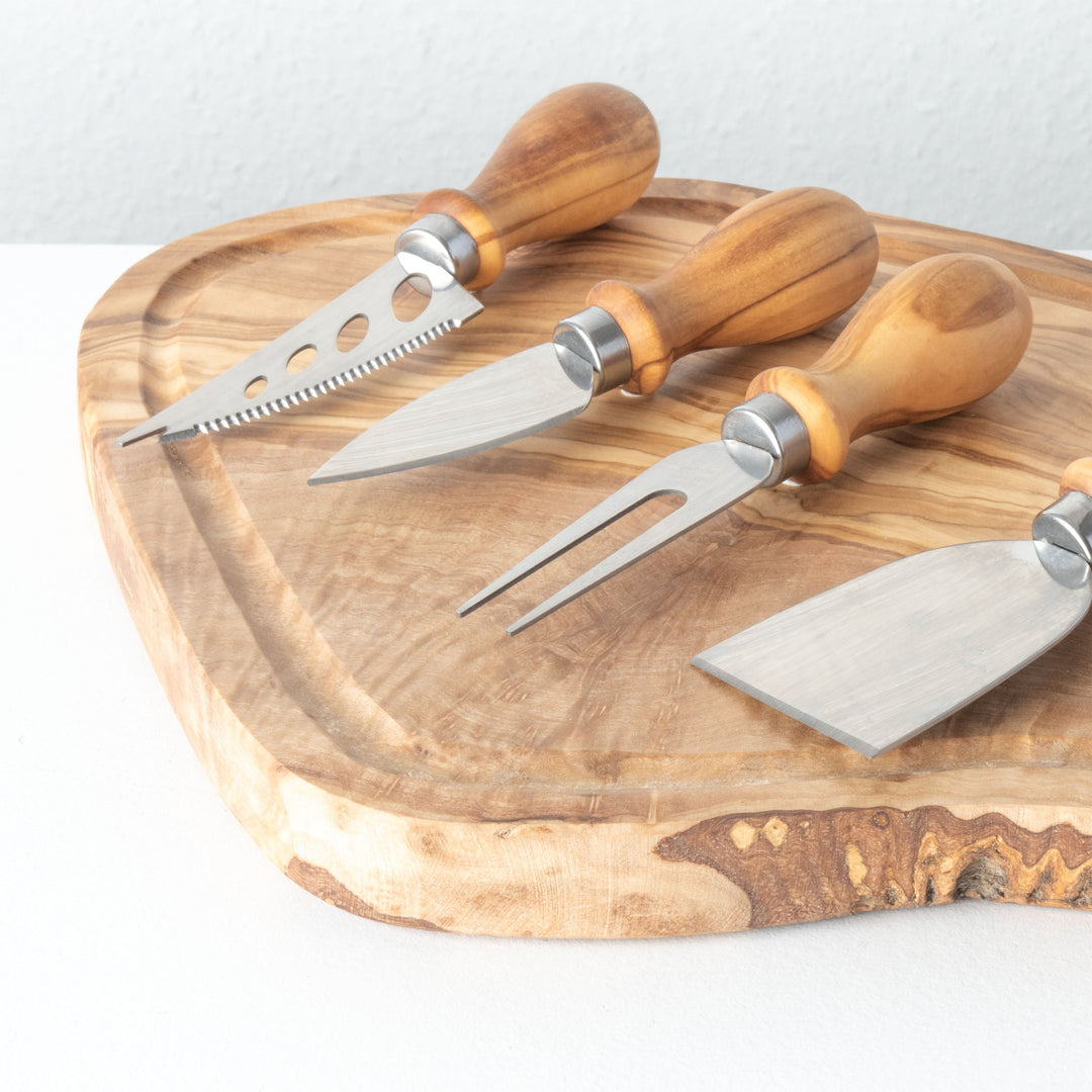 Handgefertigtes Olivenholz- und Metall-Käsemesserset (5-teilig)