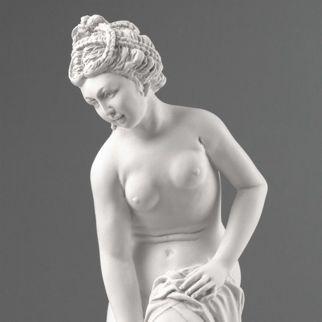 Allegrain Venus Statue – „Die Badende“ Gartenskulptur