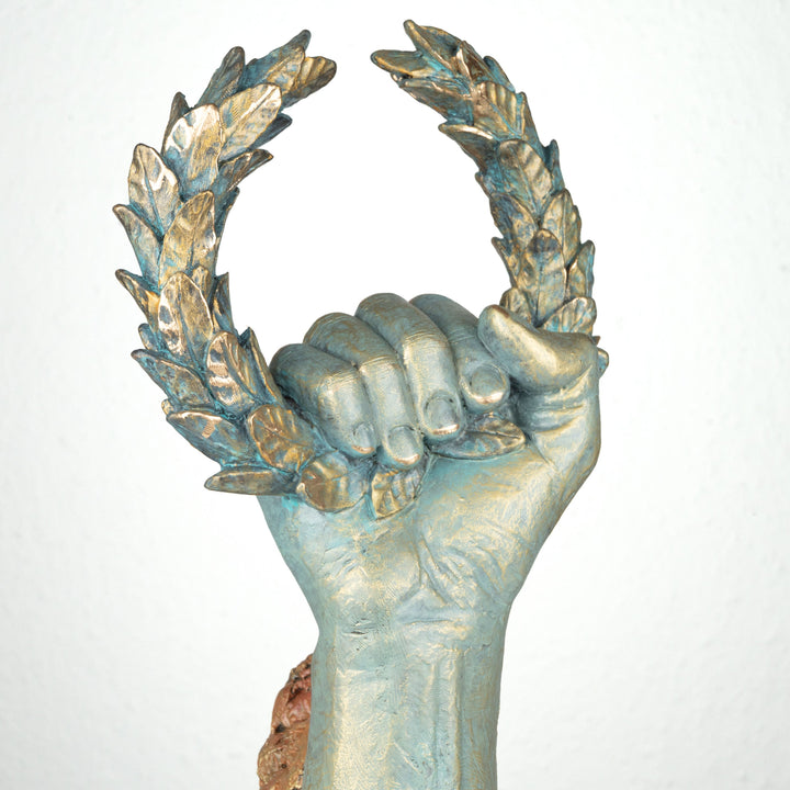 Championfigur „Proelior“ von Anglada auf Marmorsockel