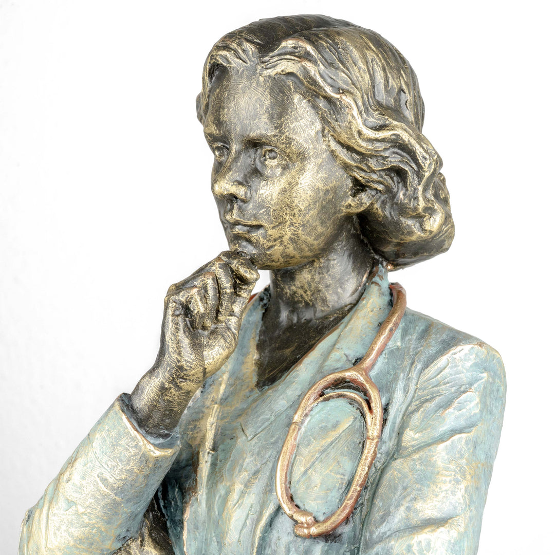 Aerztinfigur von Anglada auf Marmorsockel