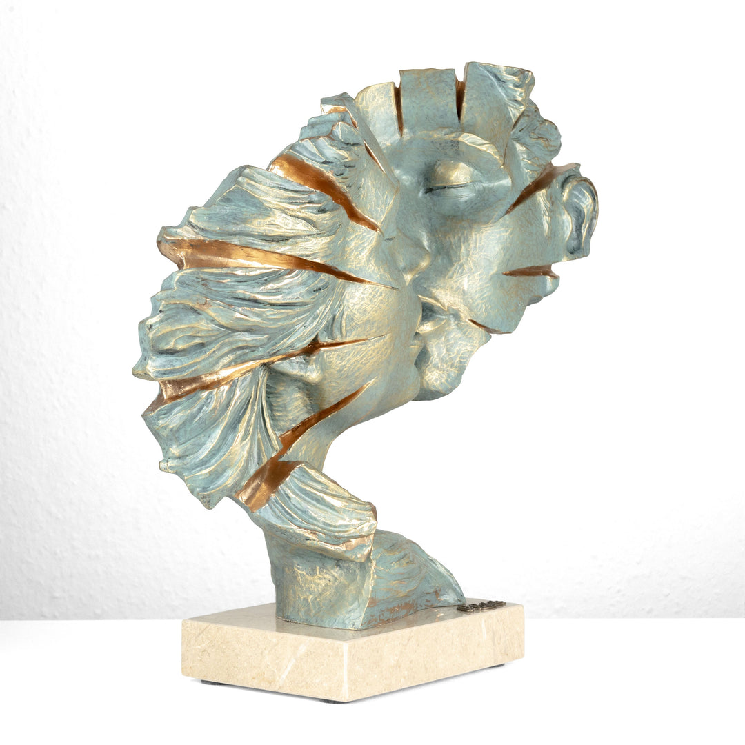Liebespaarfigur „Approaching Kiss“ von Anglada auf Marmorsockel