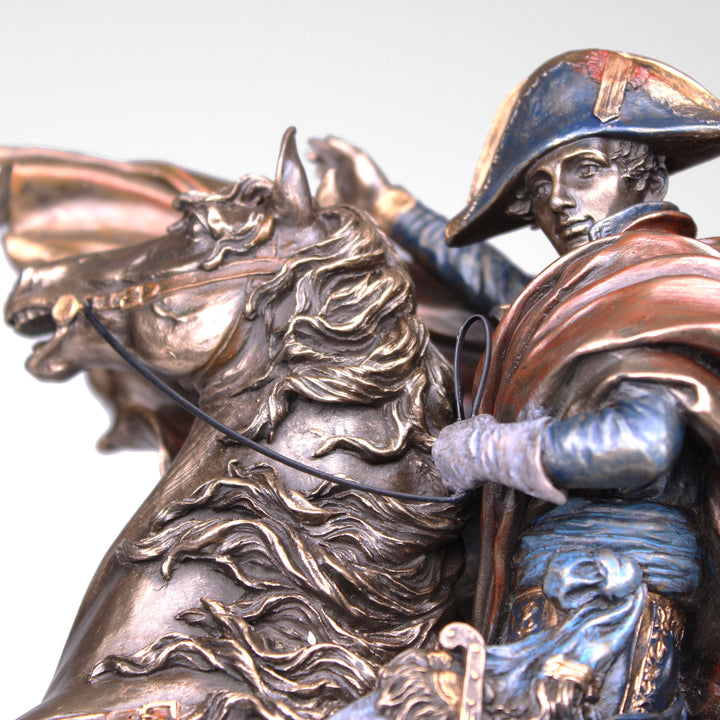 Napoleon Überquert die Alpen (Bronzierte Skulptur aus Kunstharz)