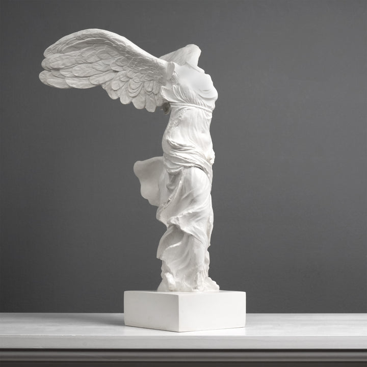 Nike Göttin des Sieges Skulptur (Kunstharz)
