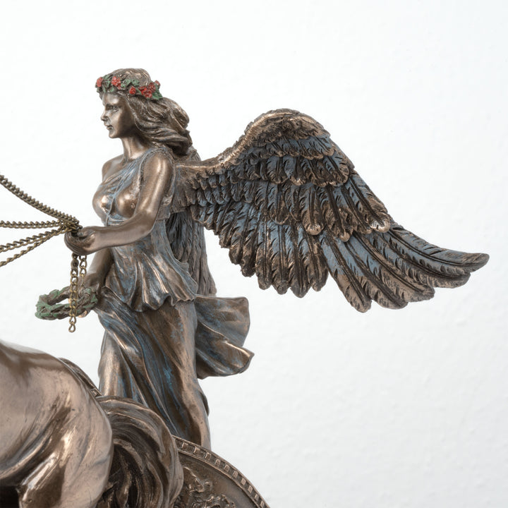Nike Siegesgöttin auf Wagen (Bronzierte Skulptur aus Kunstharz)