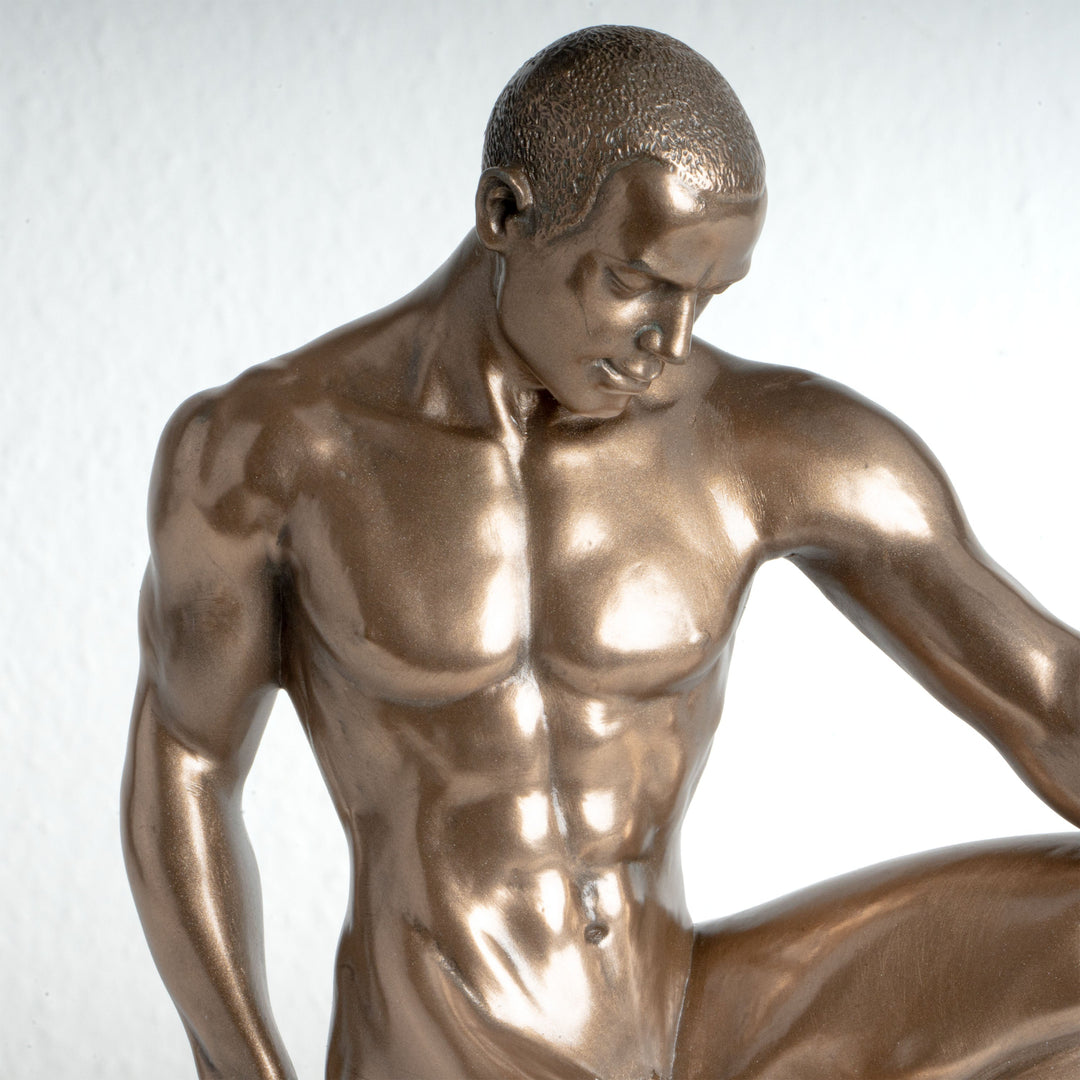 Statue eines nackten Mannes (Bronzierte Kunstharzskulptur)
