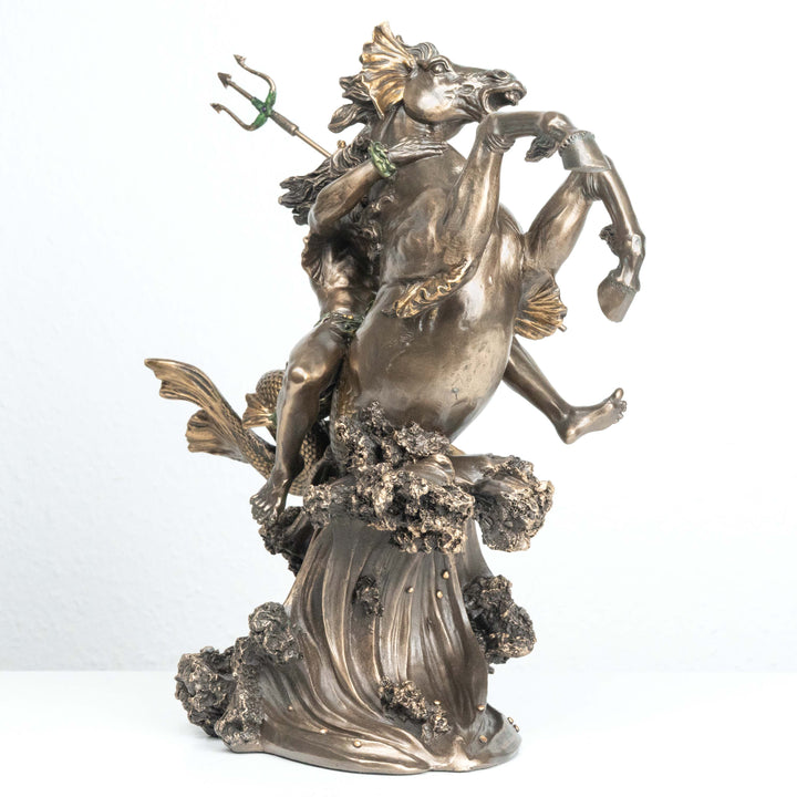 Poseidon auf Meerpferd (Bronzierte Skulptur aus Kunstharz)