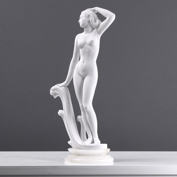 Nackte Dame Posen Statue