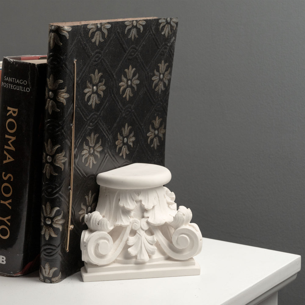 Römisches Kapitell Buchstütze – Skulptur im klassischen Architekturstil