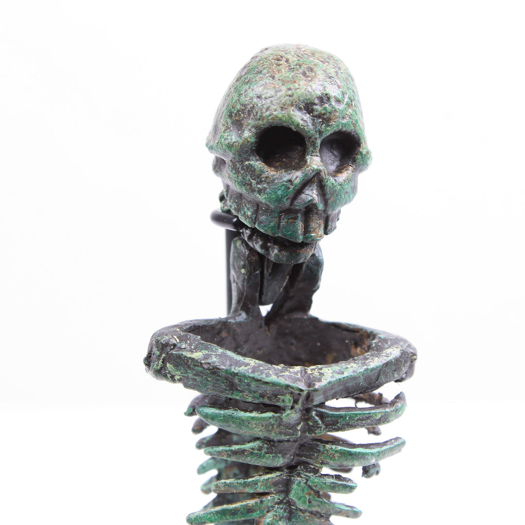 Römisches Skelett Statue – Larva Convivalis Memento Mori Skulptur (Bronzierte Skulptur aus Kunstharz)