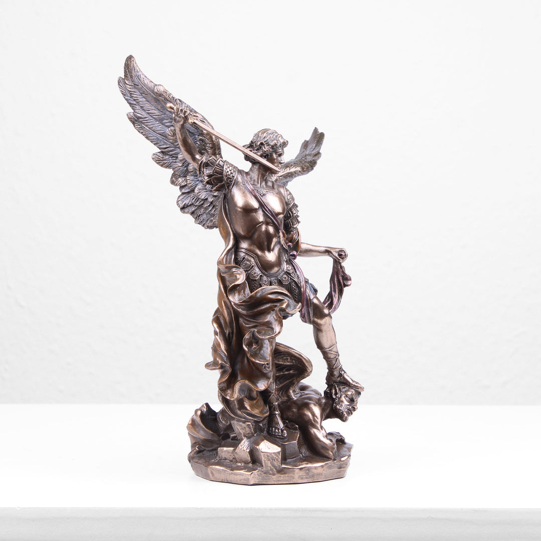 Heiliger Michael Skulptur (Kaltguss-Bronze Statue)
