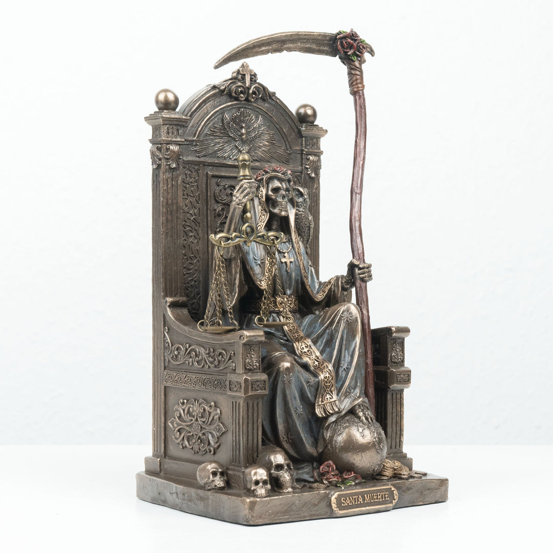 Santa Muerte Statue mit Sense und Waage (Kaltguss-Bronze Skulptur)