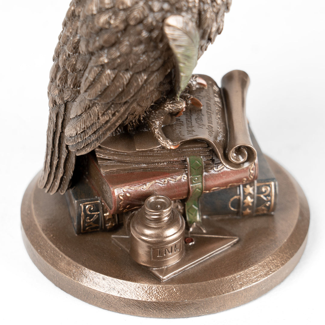 Gelehrte Eule auf Büchern (Kaltgussbronze-Skulptur)