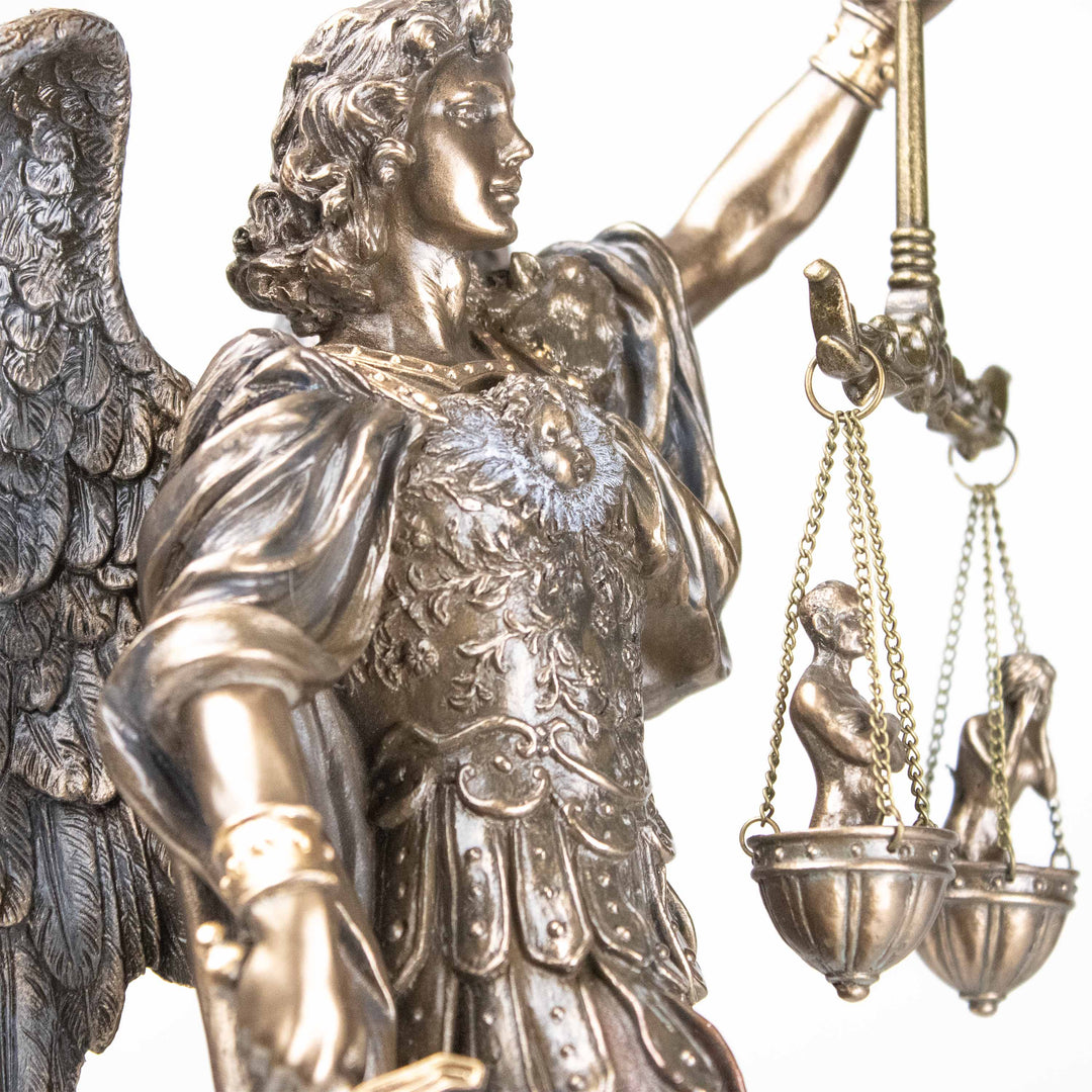Statue St. Michael mit Waage der Gerechtigkeit (Bronzeskulptur)