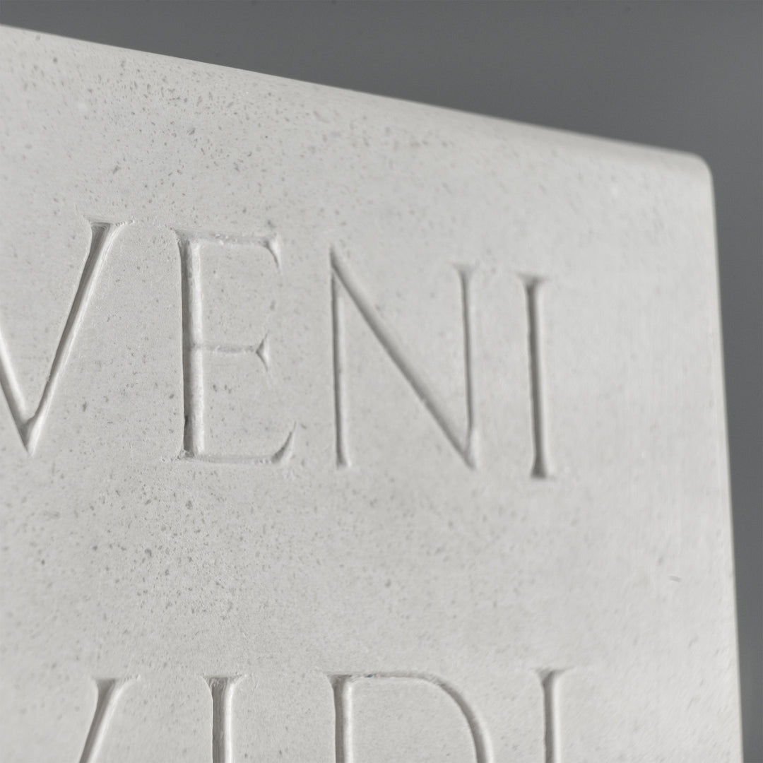 Buchstuetze Veni Vidi Vici – Roemische Inschrift Skulptur