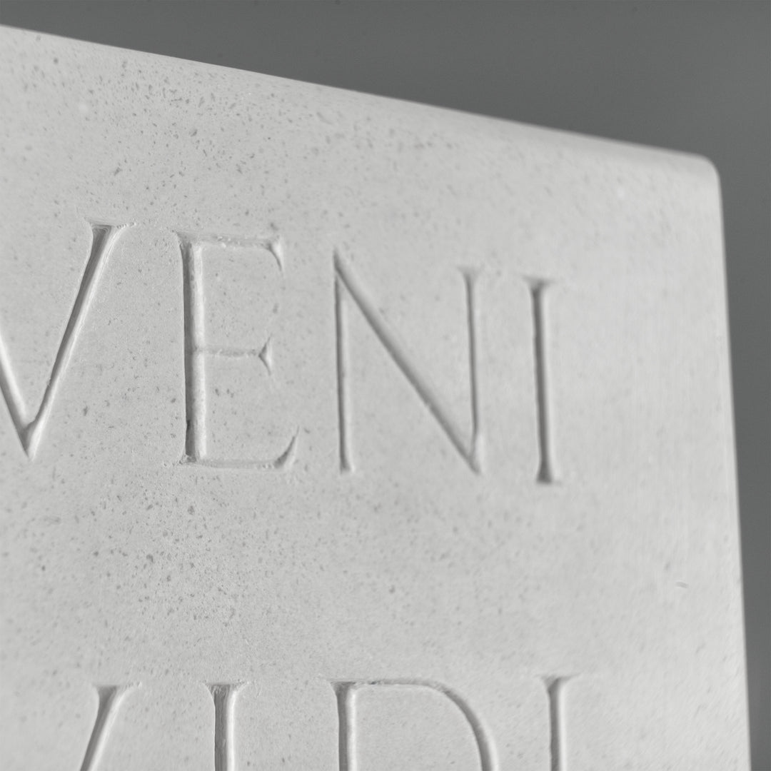 Buchstuetze Veni Vidi Vici – Roemische Inschrift Skulptur