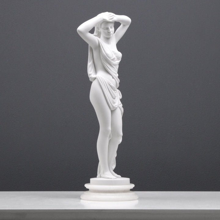 Junge Dame in Kleidung posierend Statue