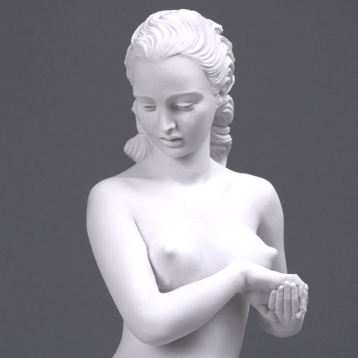 Junge Dame mit einem Schwan Statue