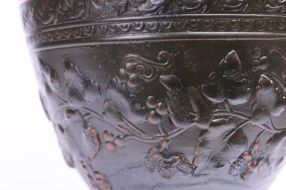 Antiker römischer Terra-Sigillata-Krug mit Wildbeerenmotiv (Schwarz)