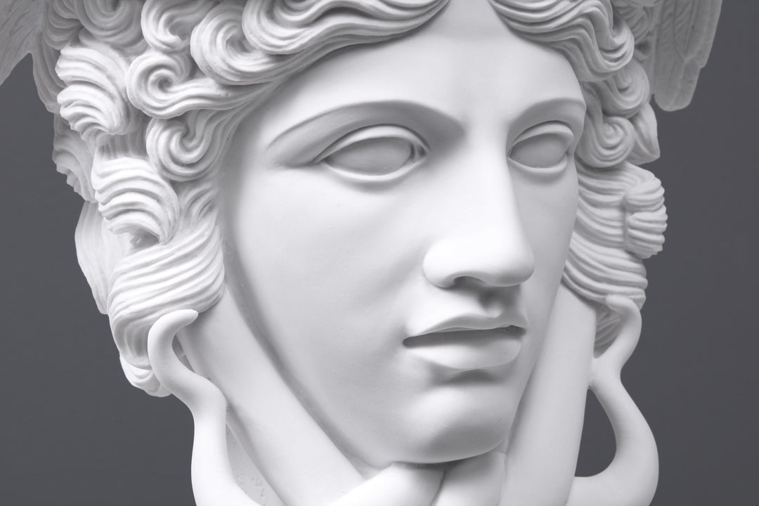 Medusa Kopf Statue auf Sockel