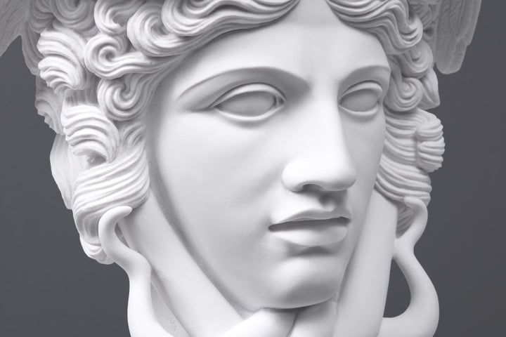 Medusa Kopf Statue auf Sockel