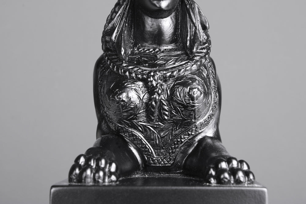 Schwarze Sphinx auf Sockel (Klein)