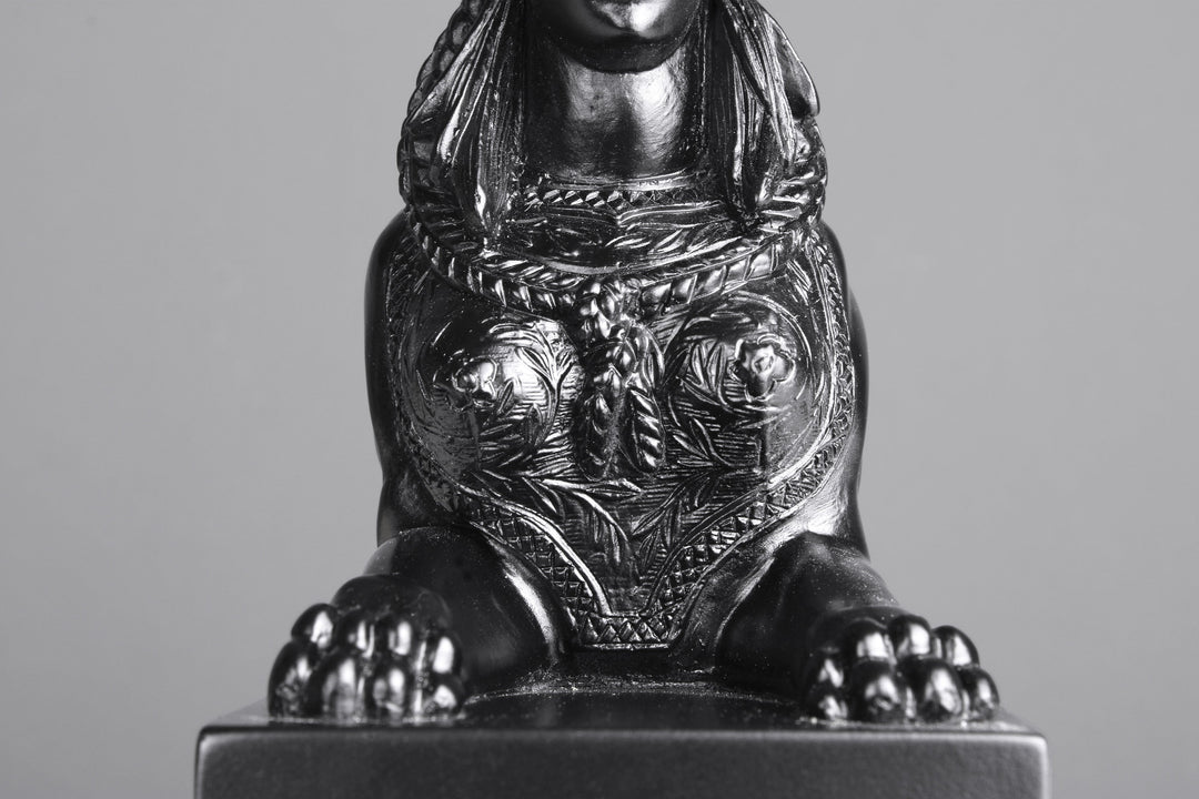Schwarze Sphinx auf Sockel (Klein)