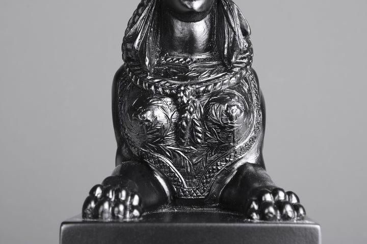 Schwarze Sphinx auf Sockel (Klein)