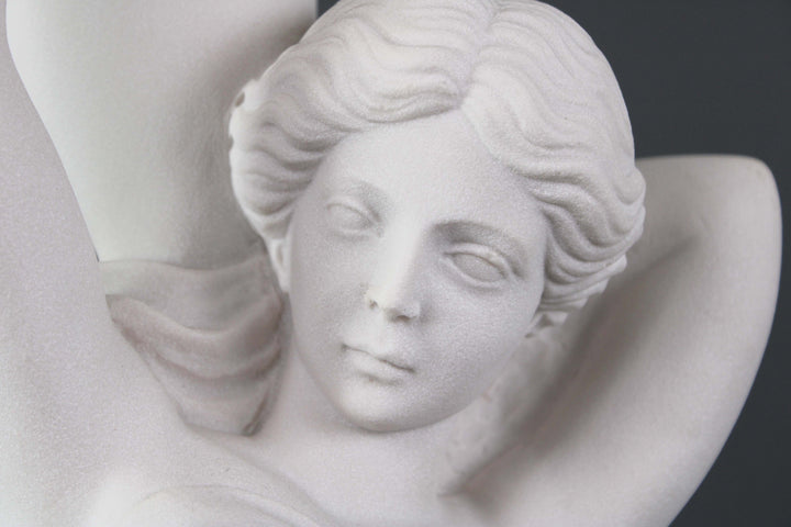 Venus als Wassertraegerin Statue (Mittel)