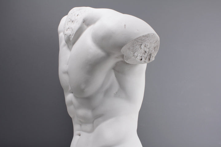 Männlicher Torso Statue