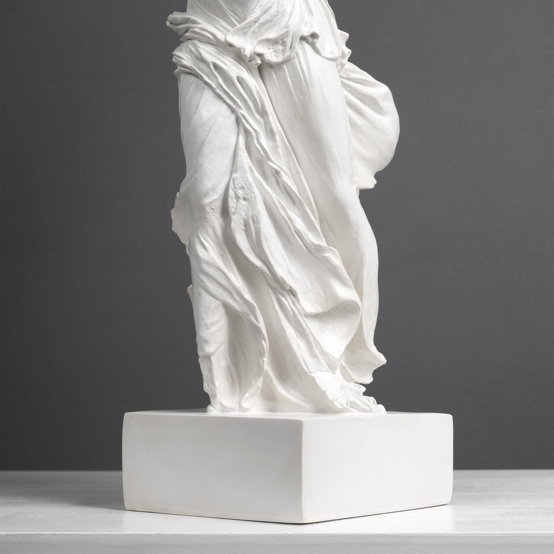 Nike Göttin des Sieges Skulptur (Kunstharz)